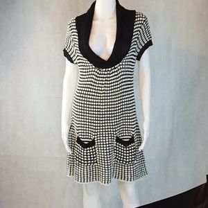 Short sleeve chunky knit dress black white large